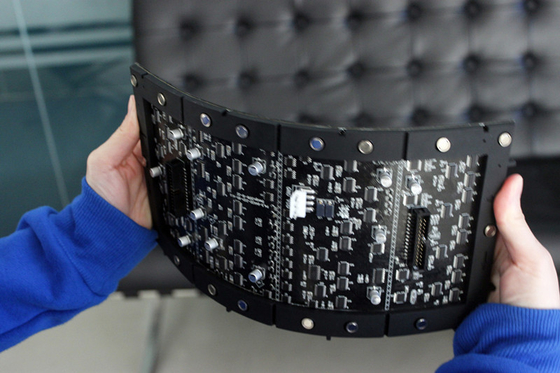 شاشة LED مرنة عالية السطوع 4.5 مم ، الوحدة الداخلية المرنة LED 1500 Cd / ㎡